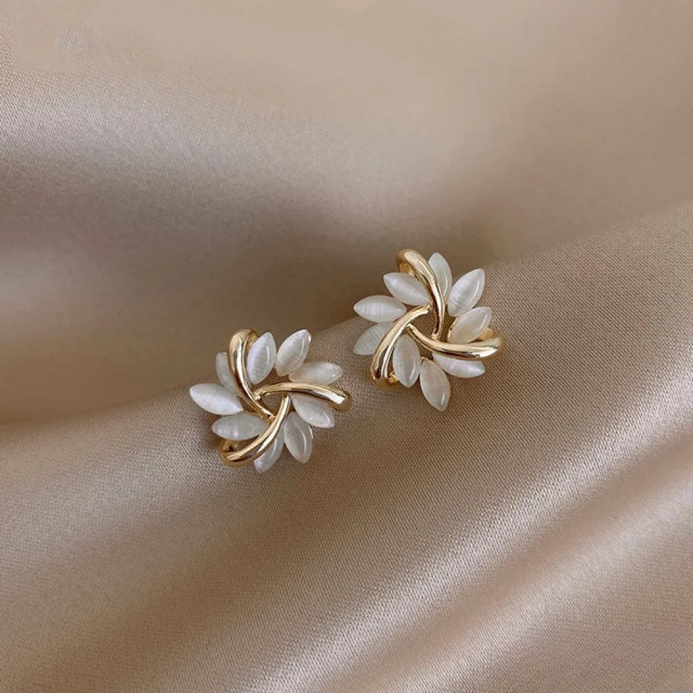 Elegante Goldohrringe mit exquisiten Opalblütenmotiven