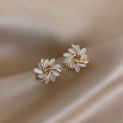 Elegante Goldohrringe mit exquisiten Opalblütenmotiven