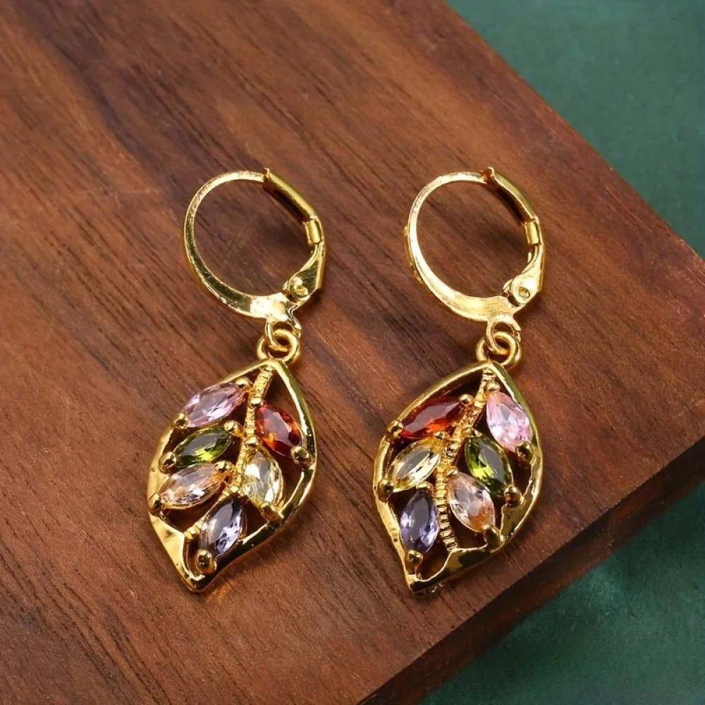 Vintage Goldene Blattohrringe mit Buntem Zirkonia