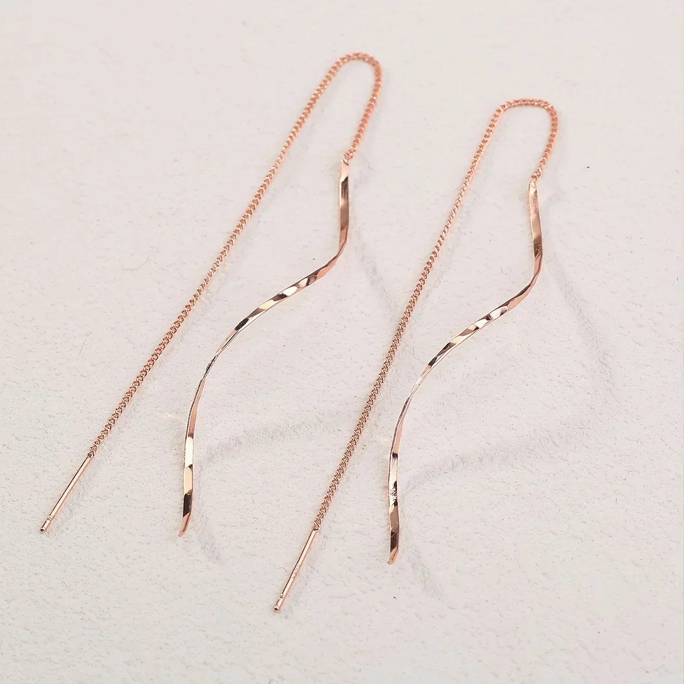 Lange Ohrringe mit Wellen-Design