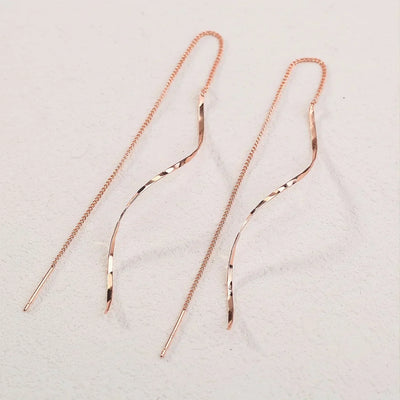 Lange Ohrringe mit Wellen-Design