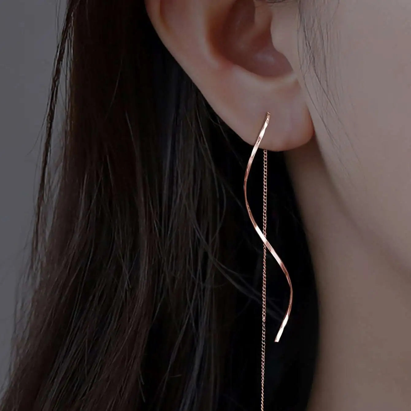 Lange Ohrringe mit Wellen-Design