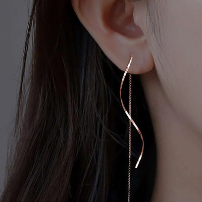 Lange Ohrringe mit Wellen-Design
