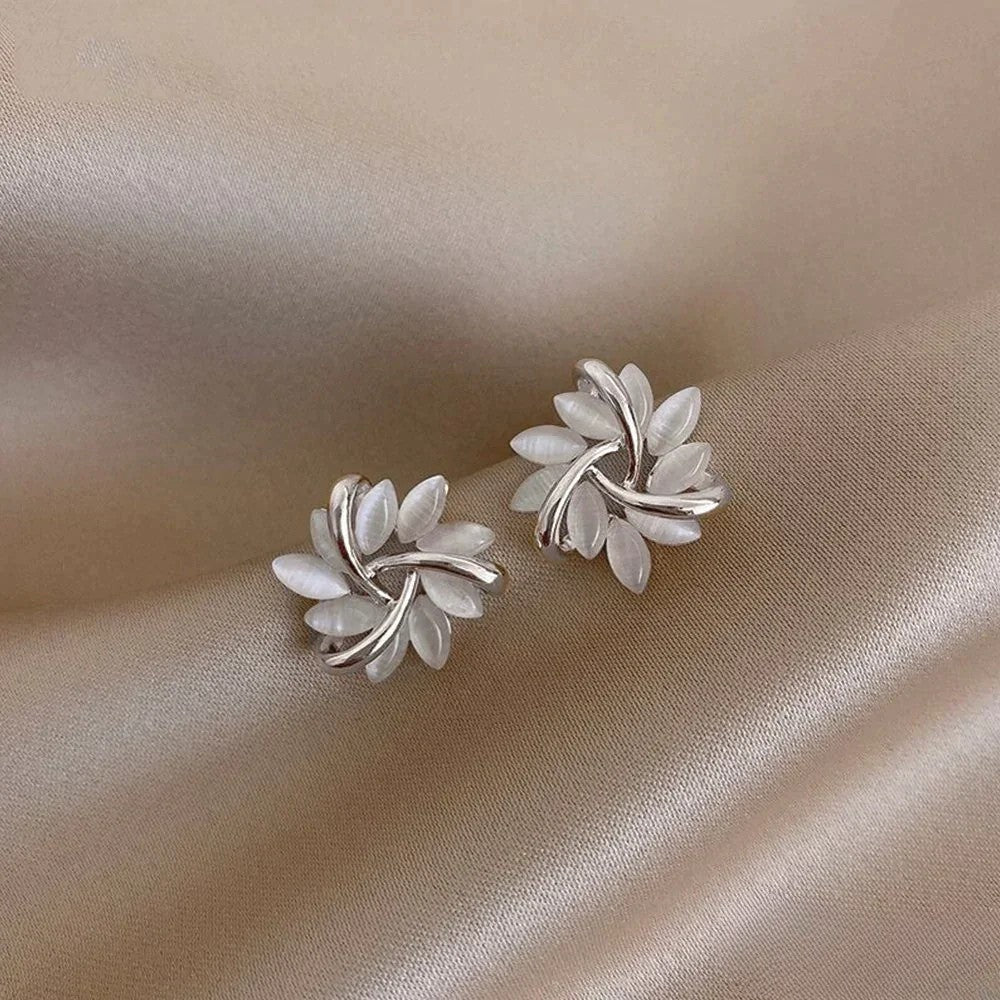 Elegante Goldohrringe mit exquisiten Opalblütenmotiven