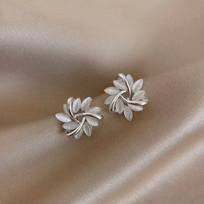 Elegante Goldohrringe mit exquisiten Opalblütenmotiven
